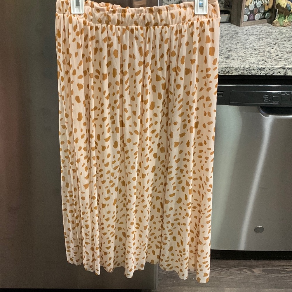 Adorable spotted ankle length skirt